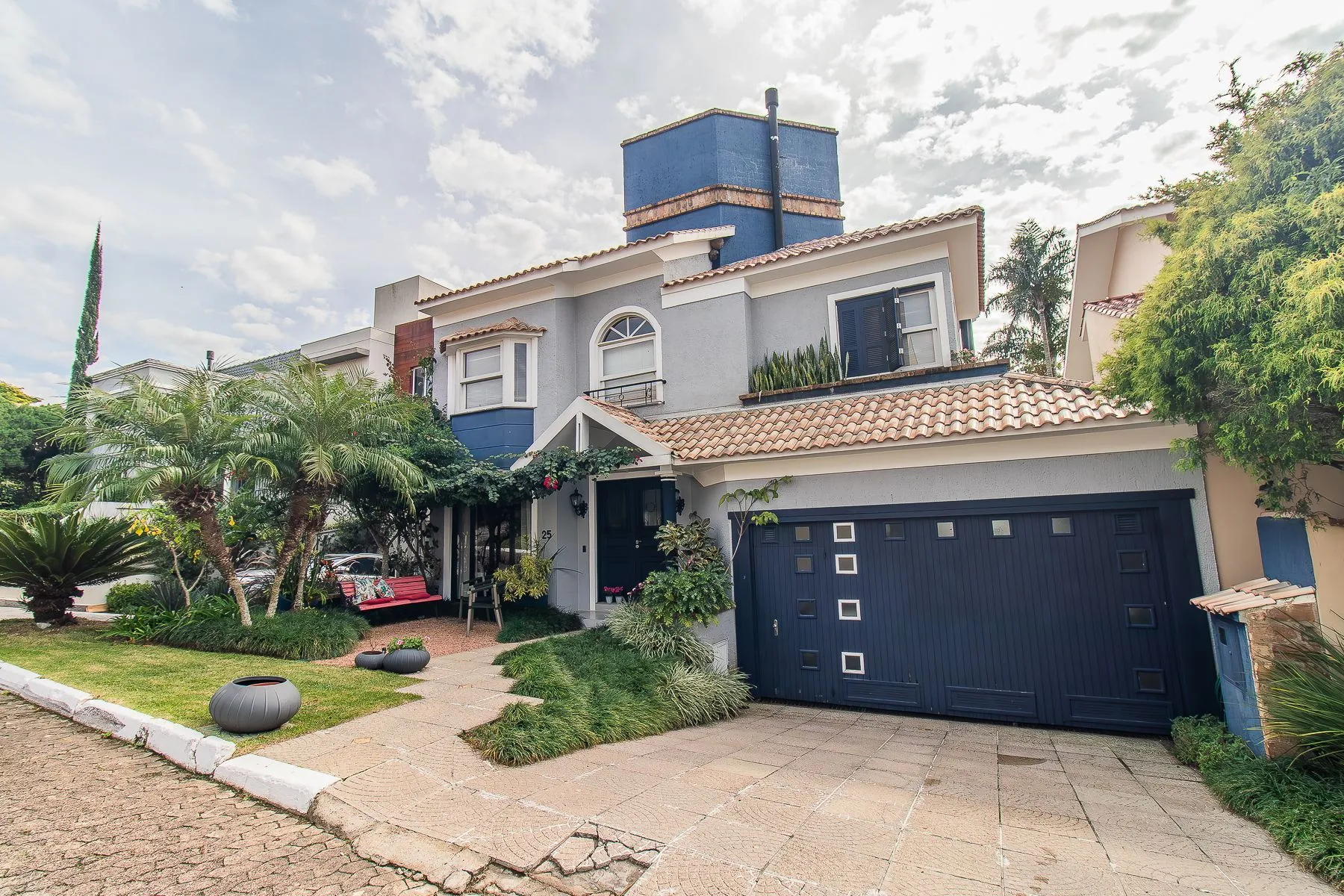 Imagem CASA DE 4 DORMITÓRIOS EM CONDOMÍNIO - 320 m² - 4 VAGAS DE GARAGEM