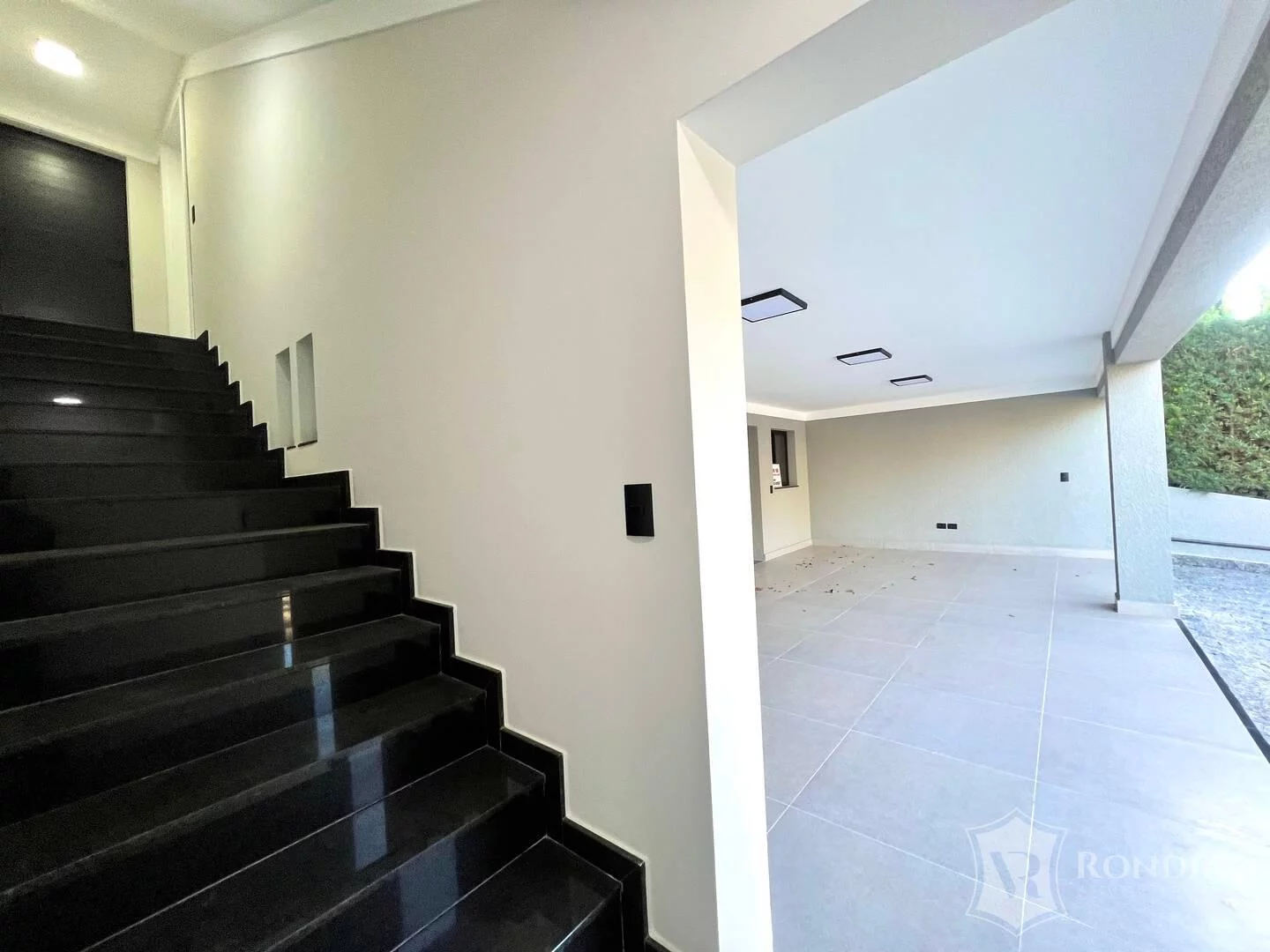Imagem Casa Assobradada com Piscina escritório e quintal.
