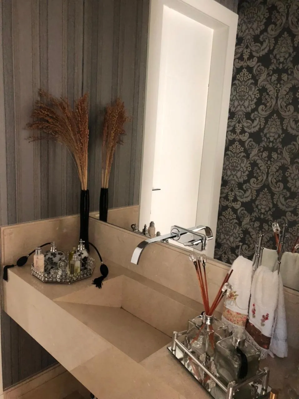 Imagem Casa 4 suítes MOBILIADA e decorada para locação e ou venda