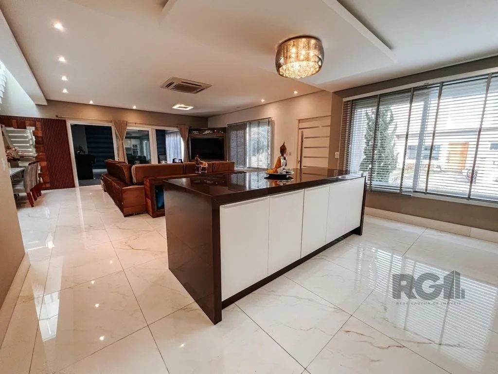 Imagem Excelente residência com aproximadamente 242m² privativos,