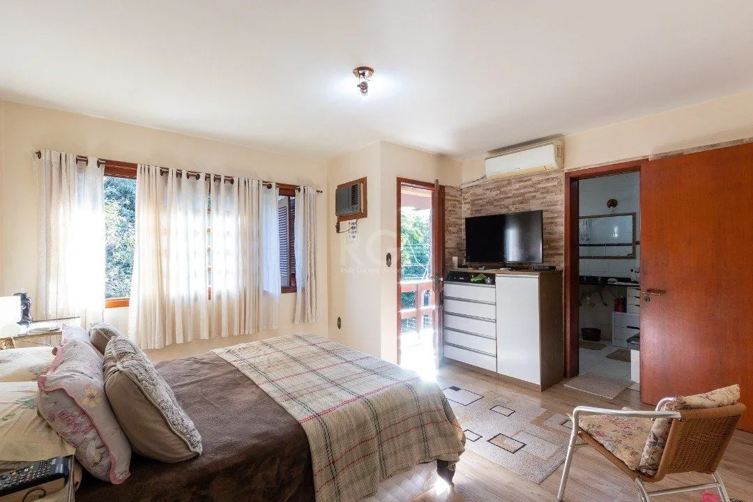 Imagem Casa a venda com piscina, 4 quartos, sendo 1 suite, 3 vagas