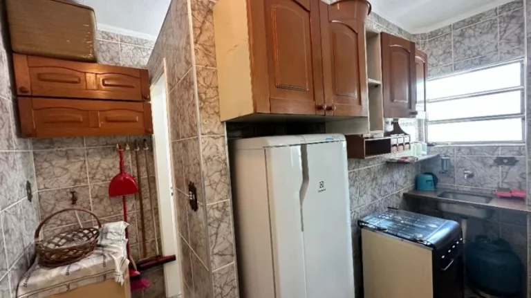 Imagem "Apartamento mobiliado com uma sala ampla, ideal para quem busca conforto e praticidade. Excelente localização e uma linda decoração. Agende sua visita!"