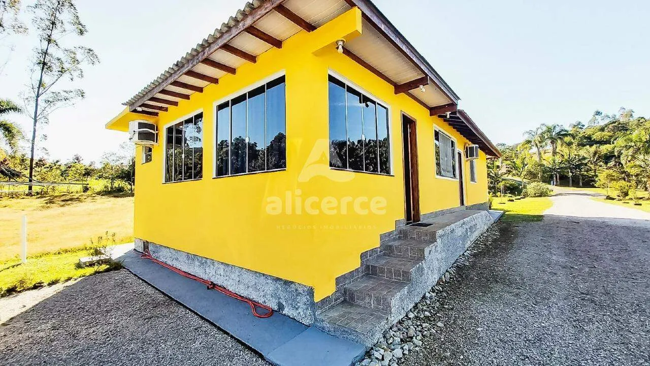 Imagem Sítio à Venda - 3 Dormitórios I Piscina I Churrasqueira I 4.500,00m² I em Três Riachos - Biguaçu/SC
