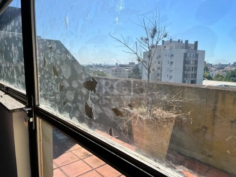 Imagem MÁFFER IMÓVEIS ALUGA - SALA COMERCIAL com 98 m² de área privativa, localizada em uma das avenidas mais estratégicas do bairro Floresta, com fácil acesso às principais vias, BRs e ao Aeroporto Salgado Filho.