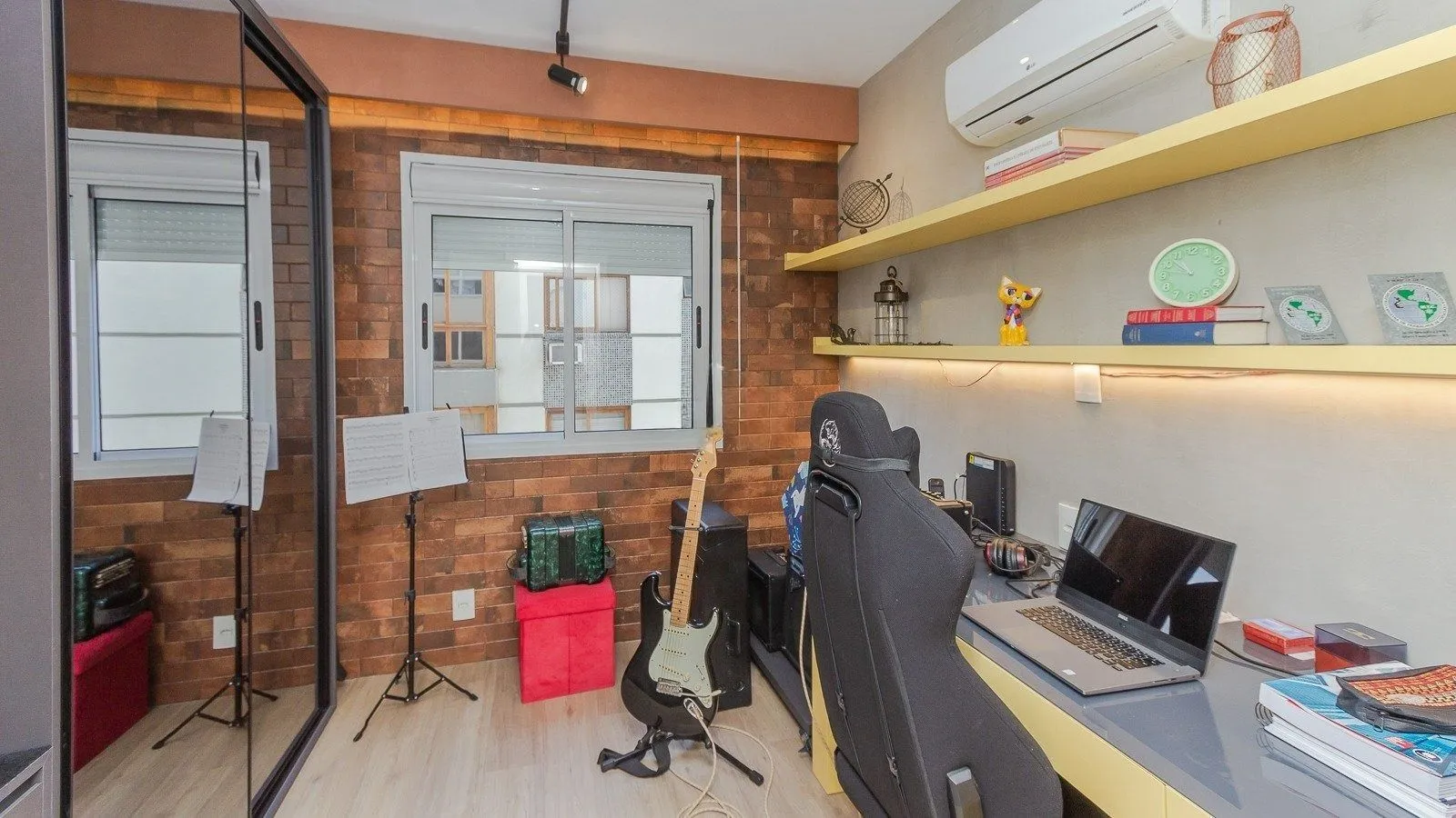Imagem Apartamento 2 dormitórios, 1 suíte, 2 vagas, Petrópolis, Porto Alegre.