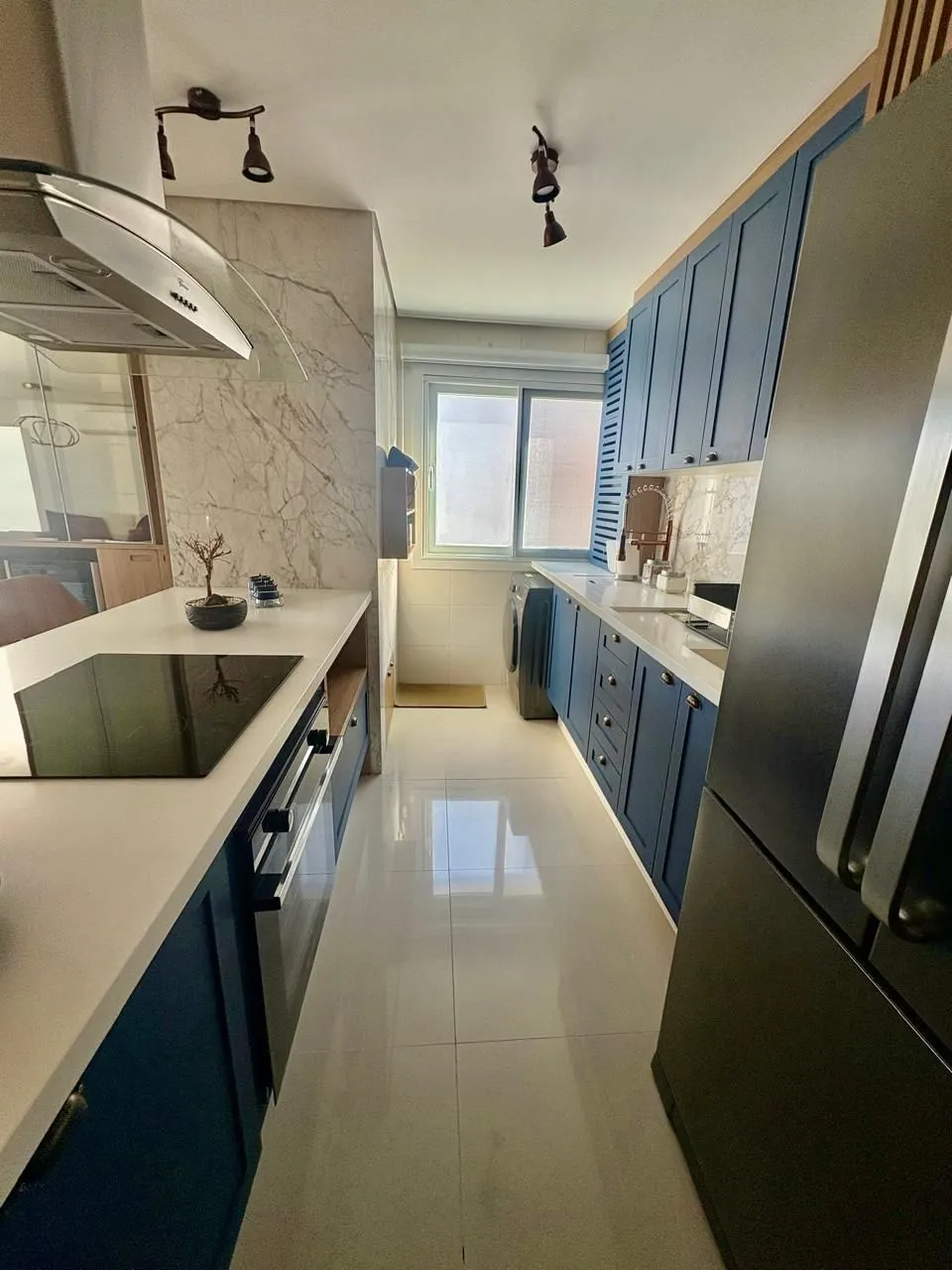 Imagem Apartamento à venda no Bairro Tristeza - Mobiliado. Lindo apartamento de 3 dormitórios, transformado em 2 dormitorios, sendo 1 suíte, com excelente distribuição dos ambientes.