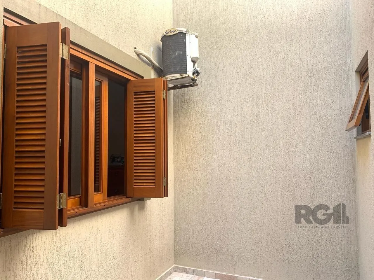 Imagem Casa com 3 quartos, 1 suíte, 3 vagas e 182m² para vender por R$ 890.000