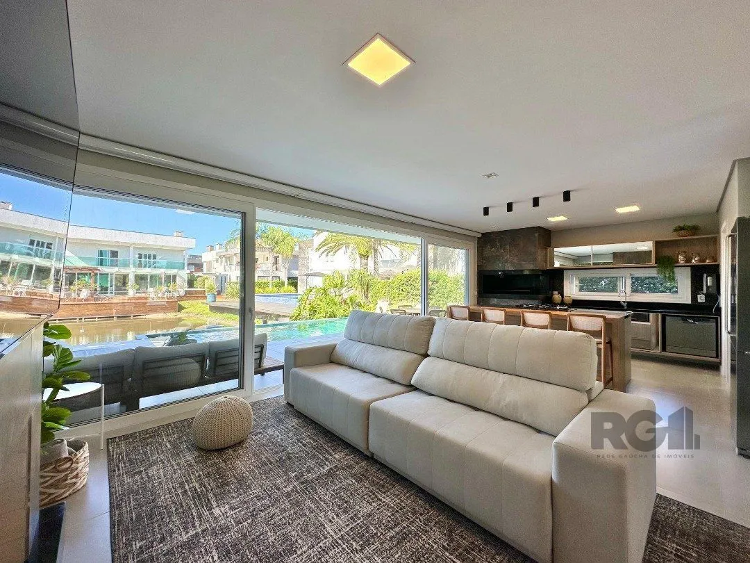 Imagem SOBRADO À VENDA PAGAMENTO EM 60X CONDOMÍNIO MALIBU BEIRA LAGO COM DECK E PISCINA