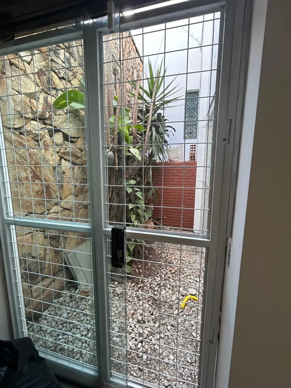 Imagem Residência Espaçosa e Moderna no Jardim Vergueiro: Três Quartos, Suíte e Ampla Área Externa