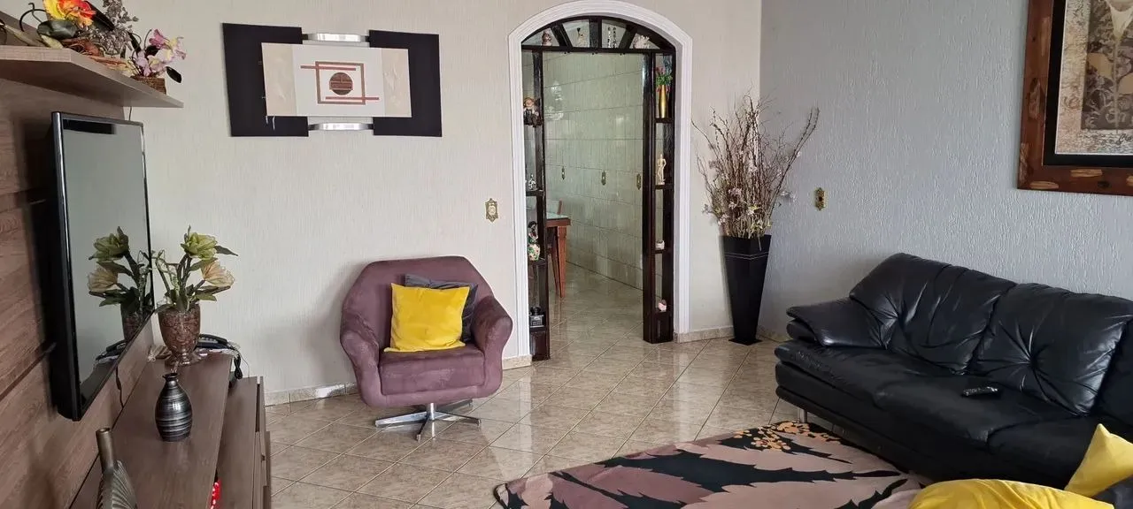 Imagem Imperdível Casa Comercial à Venda em Cidade], Bairro]: 3 Quartos, 1 Suíte, 1 Sala, 2 Banheiros, 5 Vagas, 256m²!