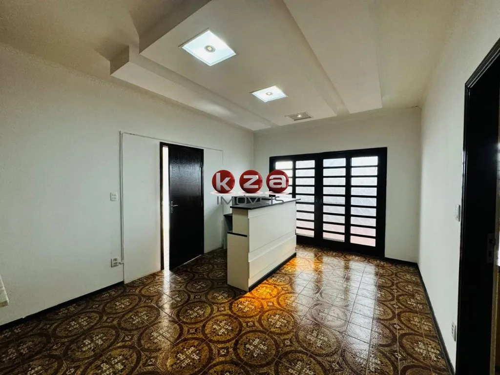 Imagem Imperdível oportunidade: Casa comercial de 3 quartos, 1 suíte, 3 salas, 3 banheiros e 2 vagas em Vinhedo-SP, Centro.