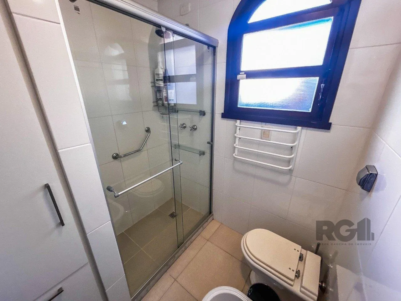 Imagem Casa 3 dormitórios, suíte, lareira, churrasqueira,, pátio, vaga garagem com 309 m² privativos.