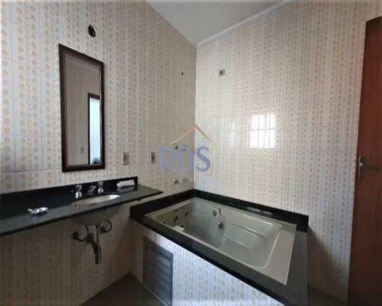 Imagem Vende um excelente sobrado de 216m² em ótima localização