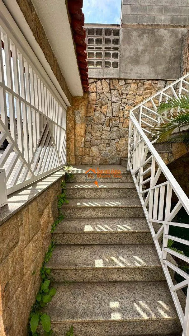 Imagem Casa Sobreposta com Piscina em Localização Privilegiada | 390 m² de Terreno