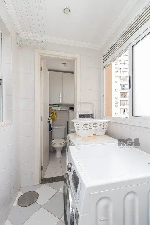 Imagem Apartamento 95m² - semi mobiliado, 3 dormitórios, 1 suíte e 2 vagas no bairro Passo da Areia