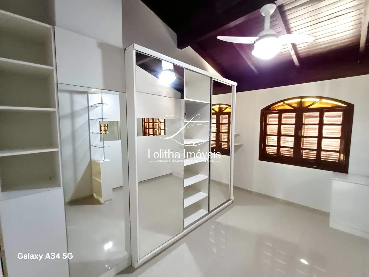 Imagem CASA À VENDA COM 5 QUARTOS NO BAIRRO ABRAÃO - FLORIANÓPOLIS/SC.