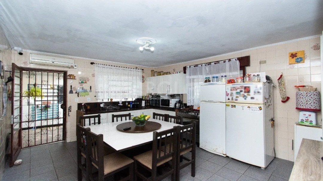 Imagem Casa para Venda - 238m², 3 dormitórios, sendo 1 suites, 3 vagas - Camaquã