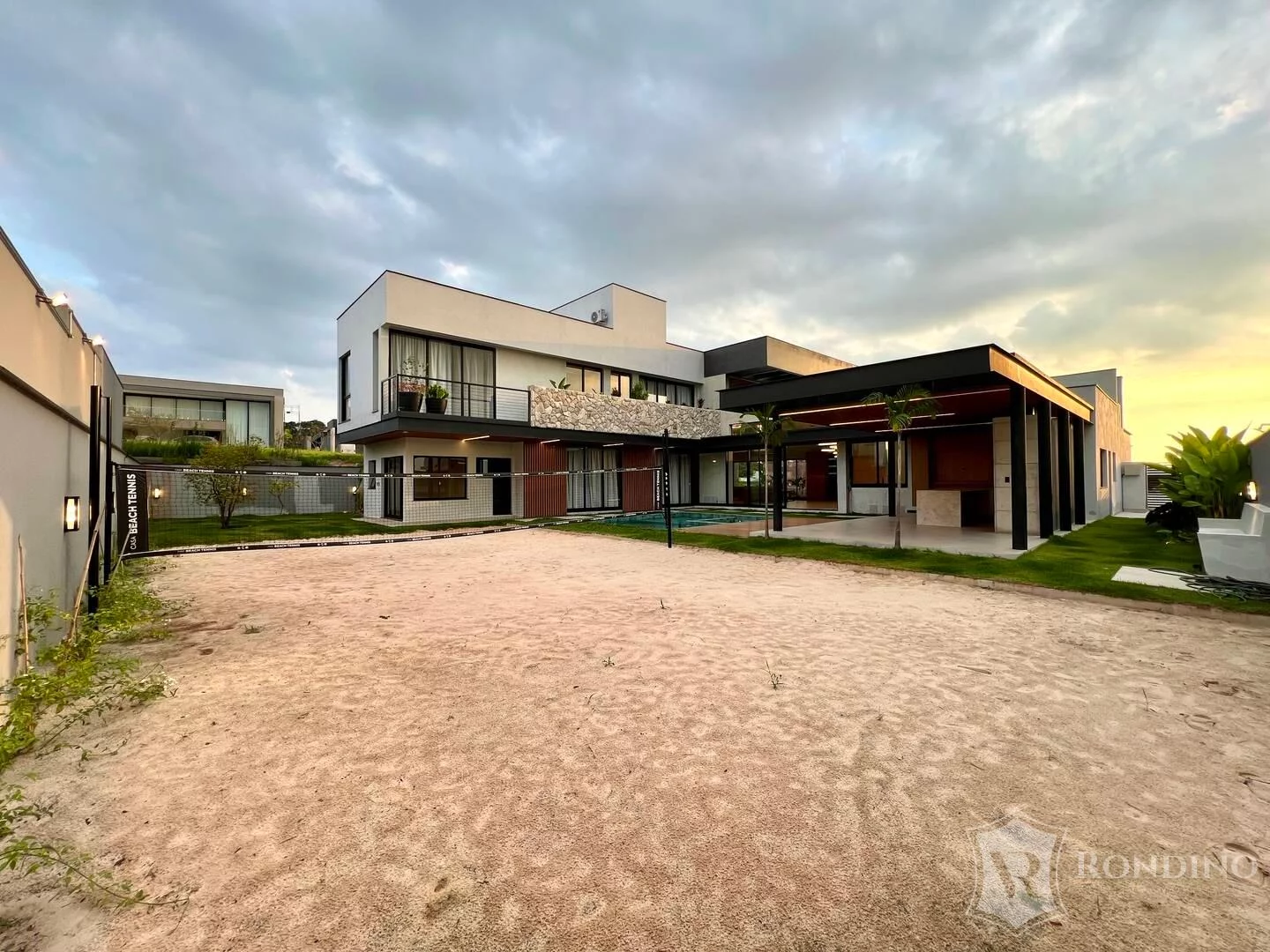 Imagem Casa sobrado em condomínio, 04 suítes, varanda gourmet, piscina