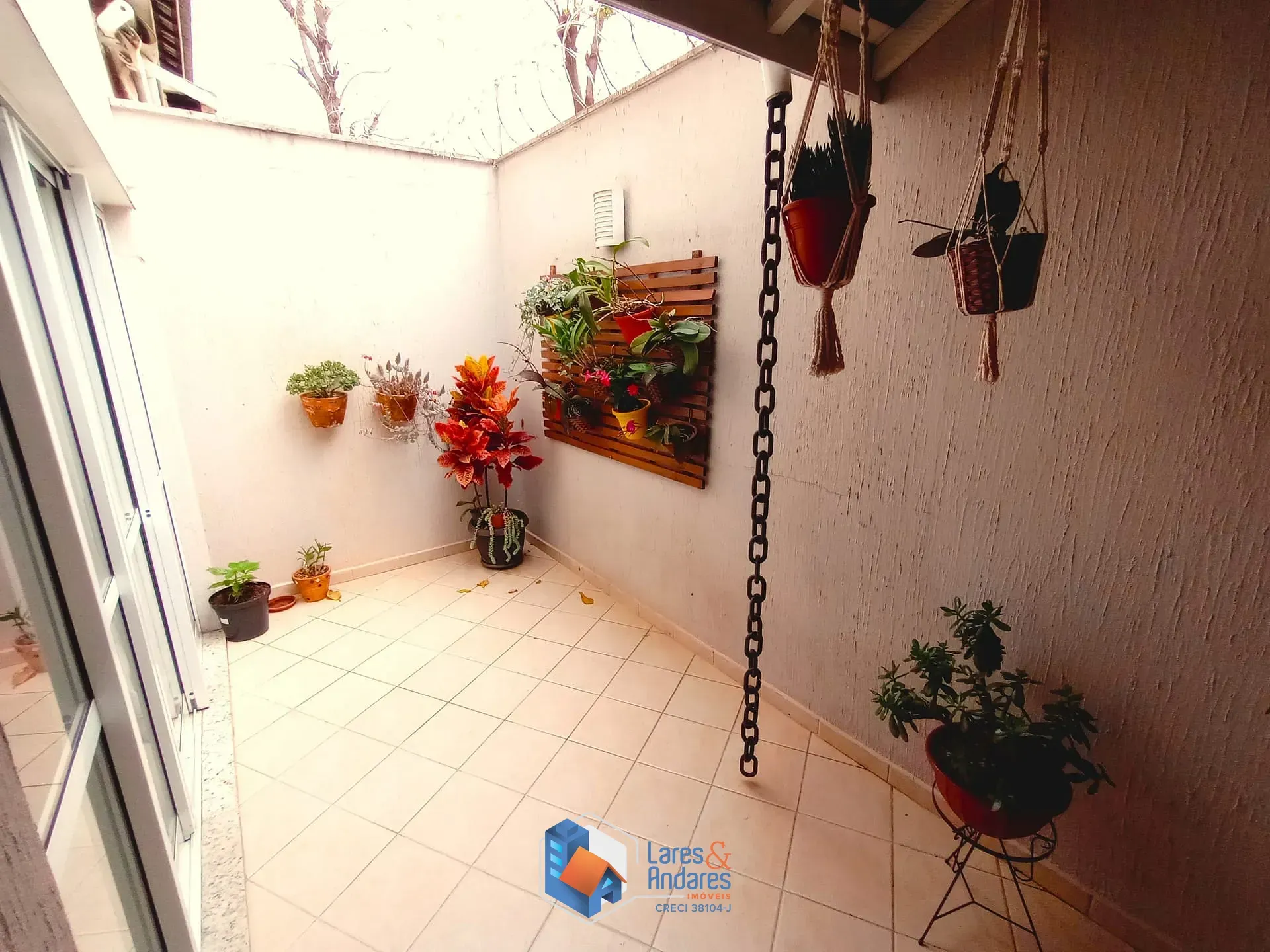 Imagem SOBRADO EM COND. COM 180M² COM 3 DORMS SENDO 1 SUÍTE, AMPLO ESPAÇO COM CHURRASQUEIRA, PLANEJADO NA COZINHA E SUÍTE, 2 VAGAS - SANTA TERESINHA