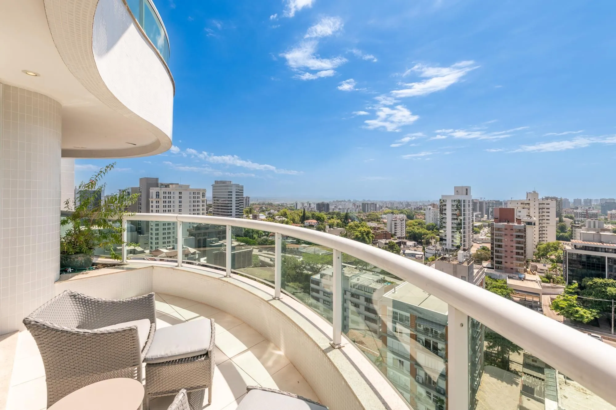 Imagem Apartamento com 204m², 3 dorm, 5 vagas no Petrópolis