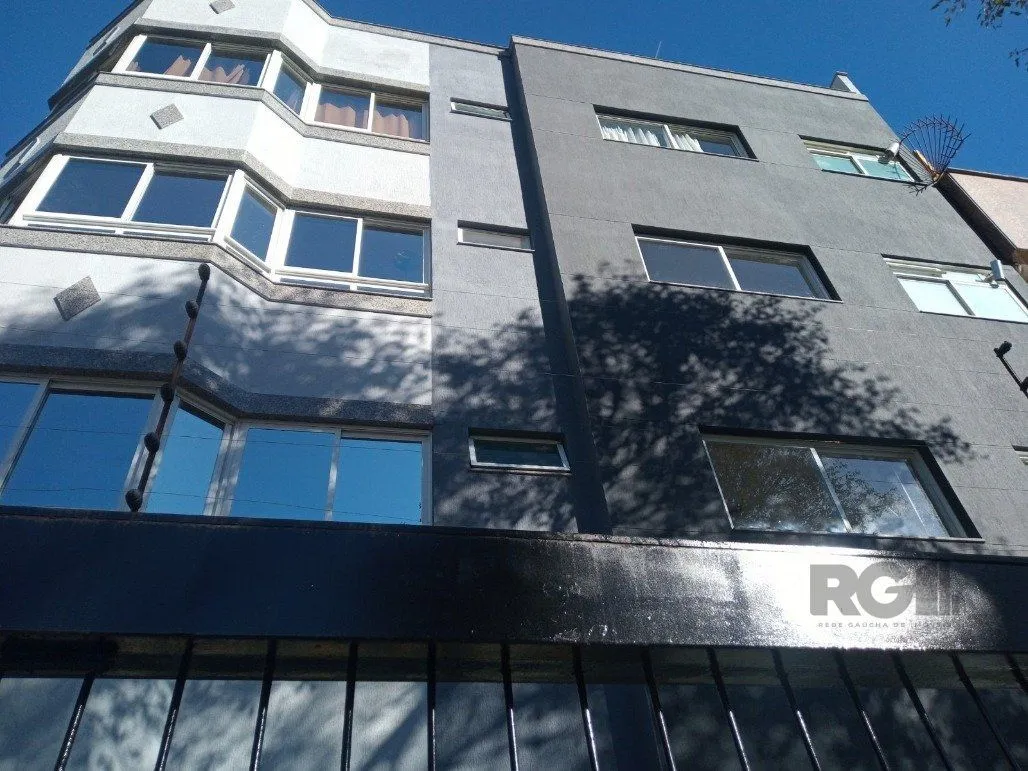 Imagem Vende prédio com 3 apartamentos, 9 dormitórios, 3 suíte, 3 salas amplas com churrasqueira, box 8 vaga coberta, 479 m² por R$ 2.150.000,00- São João - Porto Alegre/RS
