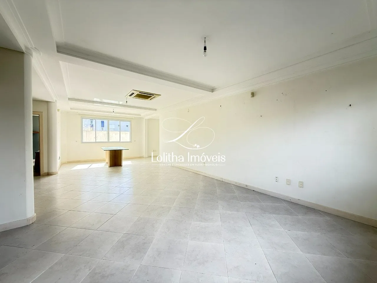 Imagem CASA COM 3 SUÍTES À VENDA EM JURERÊ - FLORIANÓPOLIS/SC