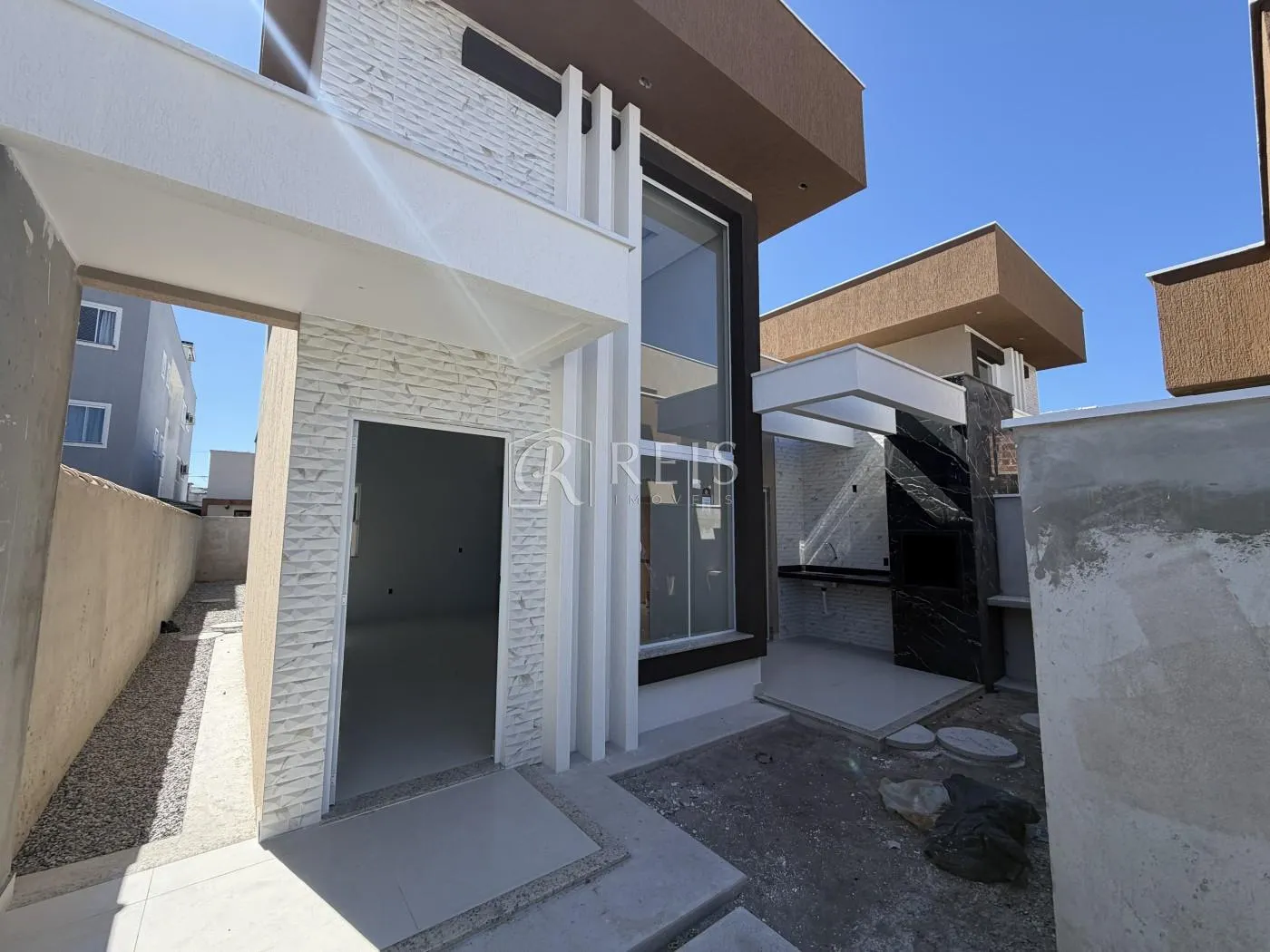 Foto do imóvel Casa para Venda em Rio das Ostras, Jardim Mariléa, 3 dormitórios, 1 suíte, 2 banheiros, 2 vagas em Rua Petrópolis - Jardim Mariléa, Rio das Ostras - RJ