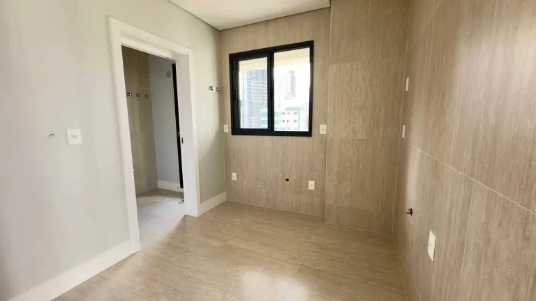 Imagem Apartamento de 3 suítes e 2 vagas de garagem no centro de Balneário Camboriú/SC