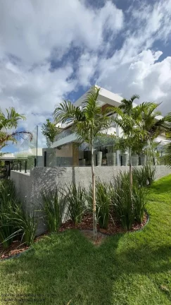 Imagem Espetacular Casa de Alto Padrão em Condomínio na Vila de Abrantes, Camaçari-BA: 5 Quartos, 5 Suítes, 3 Salas, 1 Banheiro, 4 Vagas, 310m² de Área. Venha Conferir!