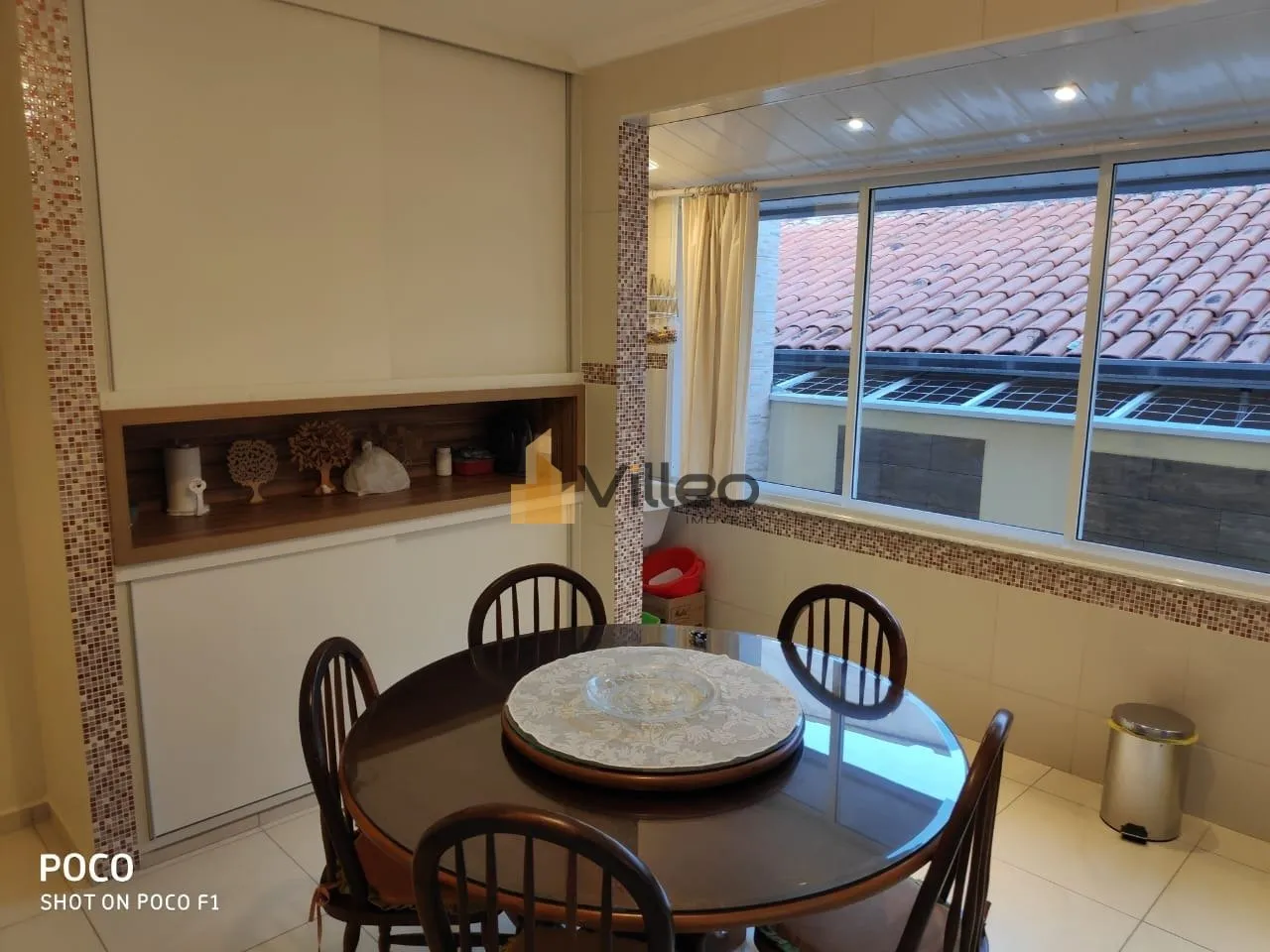 Imagem Duas casas.

Casa do piso superior: Em fino acabamento e inteira reformada.
Sala, dois quartos sendo...