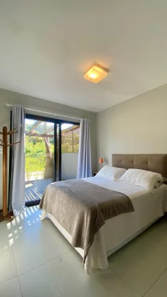 Imagem Casa de Alto Padrão em Garopaba-SC: 3 Suítes, 147m², Mobiliada, Próx. à Praia Central