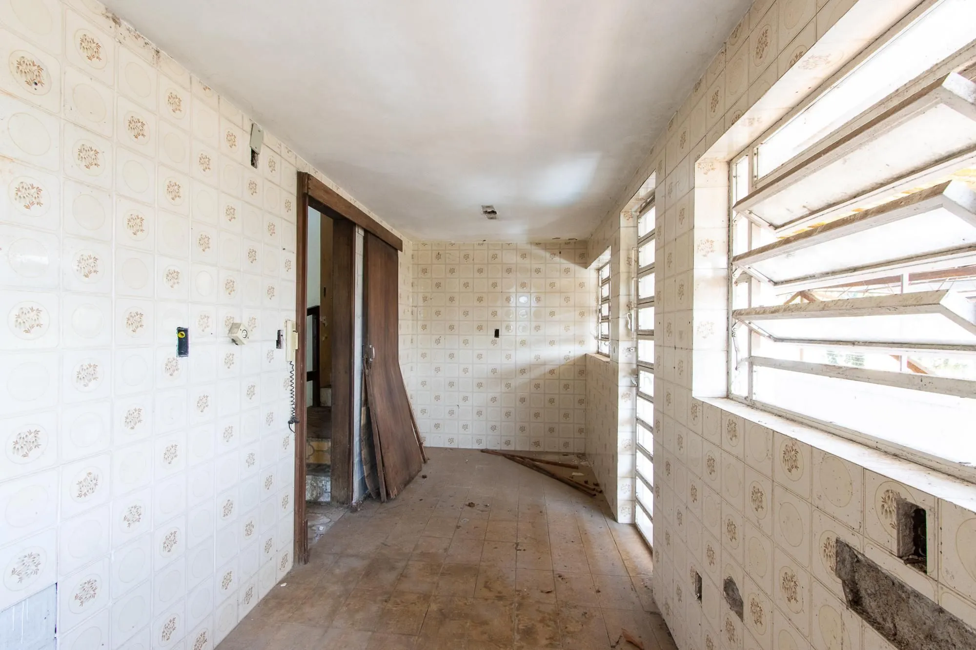 Imagem Casa para Venda - 320m², 3 dormitórios, sendo 1 suites, 4 vagas - Cristal
