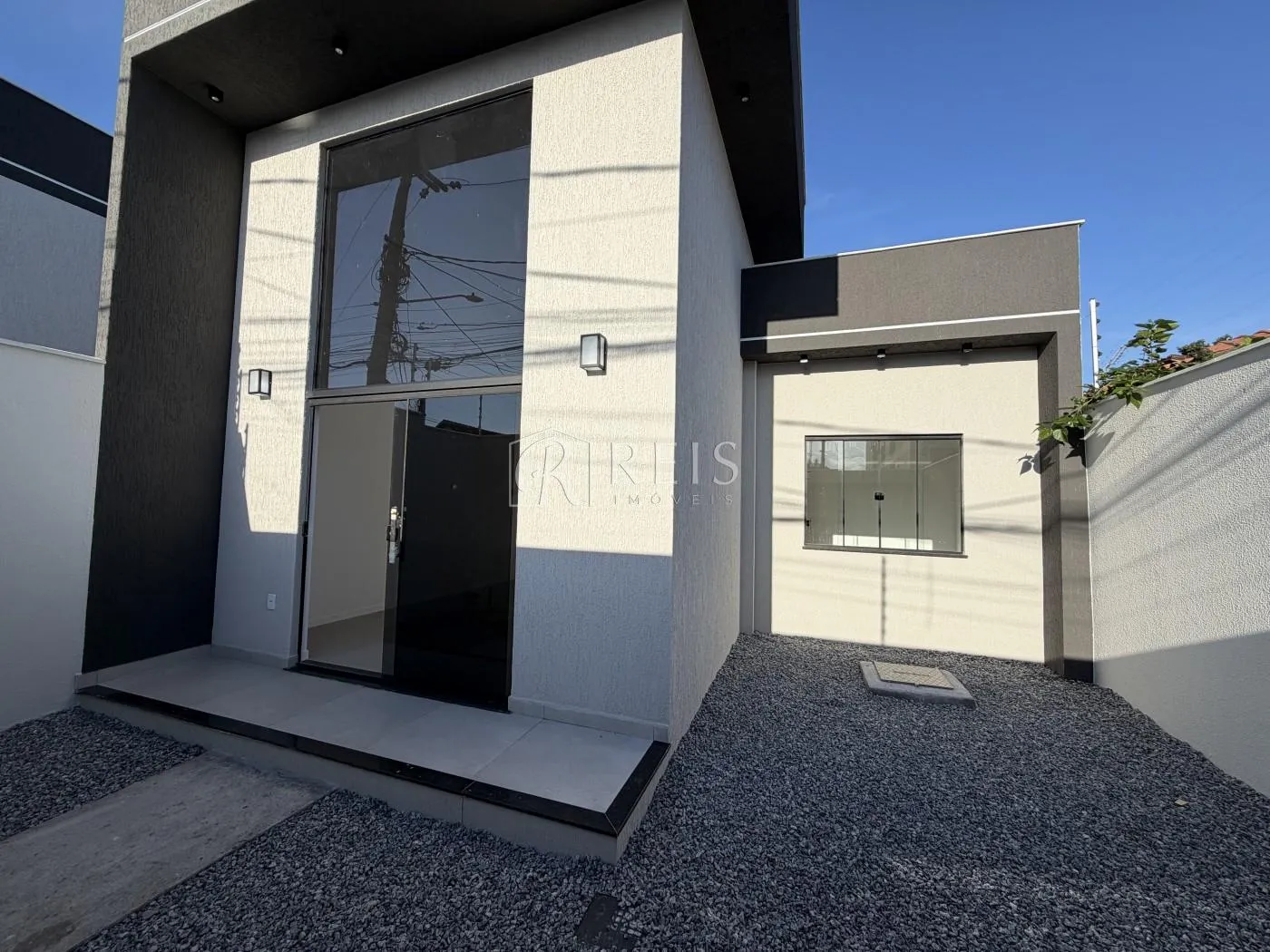 Foto do imóvel Casa para Venda em Rio das Ostras, Jardim Mariléa, 3 dormitórios, 1 suíte, 2 banheiros, 1 vaga em Rua Nova Friburgo, 304 - Jardim Mariléa, Rio das Ostras - RJ