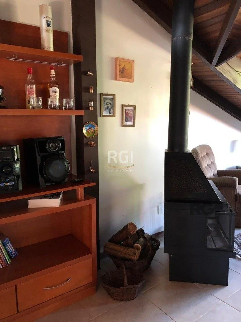 Imagem Casa residencial de 3 dormitórios sendo um uma suíte localizada no bairro Guarujá.