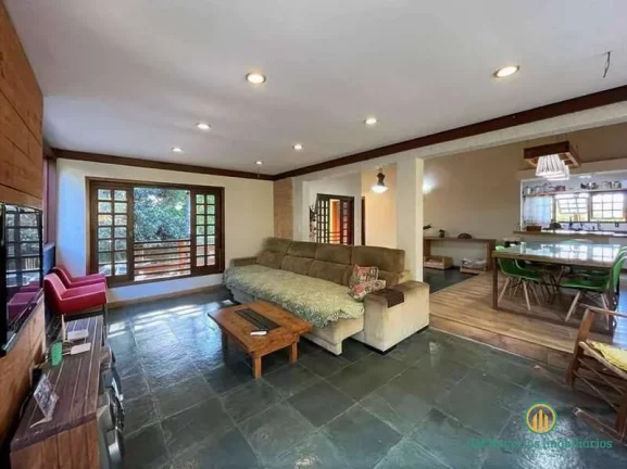 Imagem Casa Semitérrea com 4d/1ste. , lareira, piscina e gazebo!