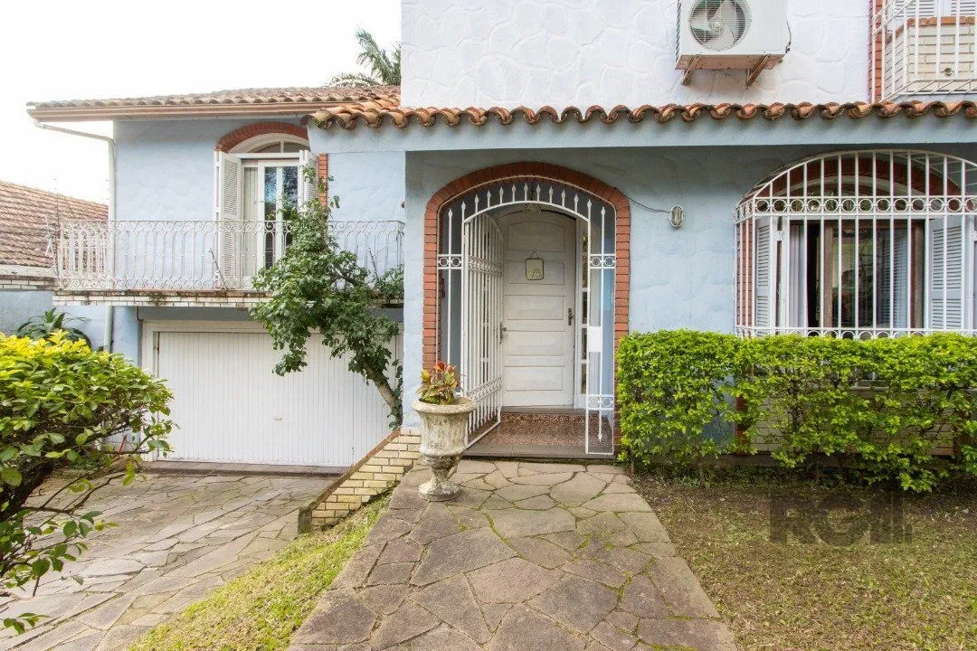 Imagem Casa no bairro Cristal, Possui 4 dormitórios, sendo 1suíte, closet e banheira de hidromassagem, com possibilidade de um podendo 1 dormitórios extra.