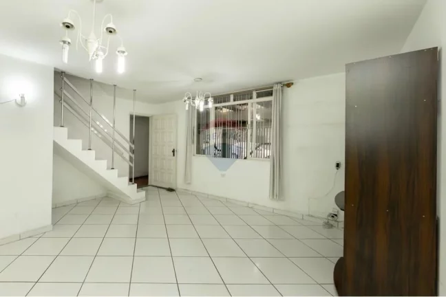 Imagem Casa bem localizada no jardim prudência com 3 Dormitórios,2 Banheiros, Sala com piso frio, Cozinha, corredor lateral, 2 vagas de garagem,