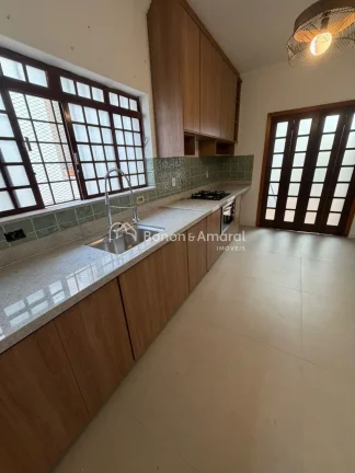 Imagem Ampla e confortável, esta excelente residência conta com 298m² de área construída, oferecendo e...