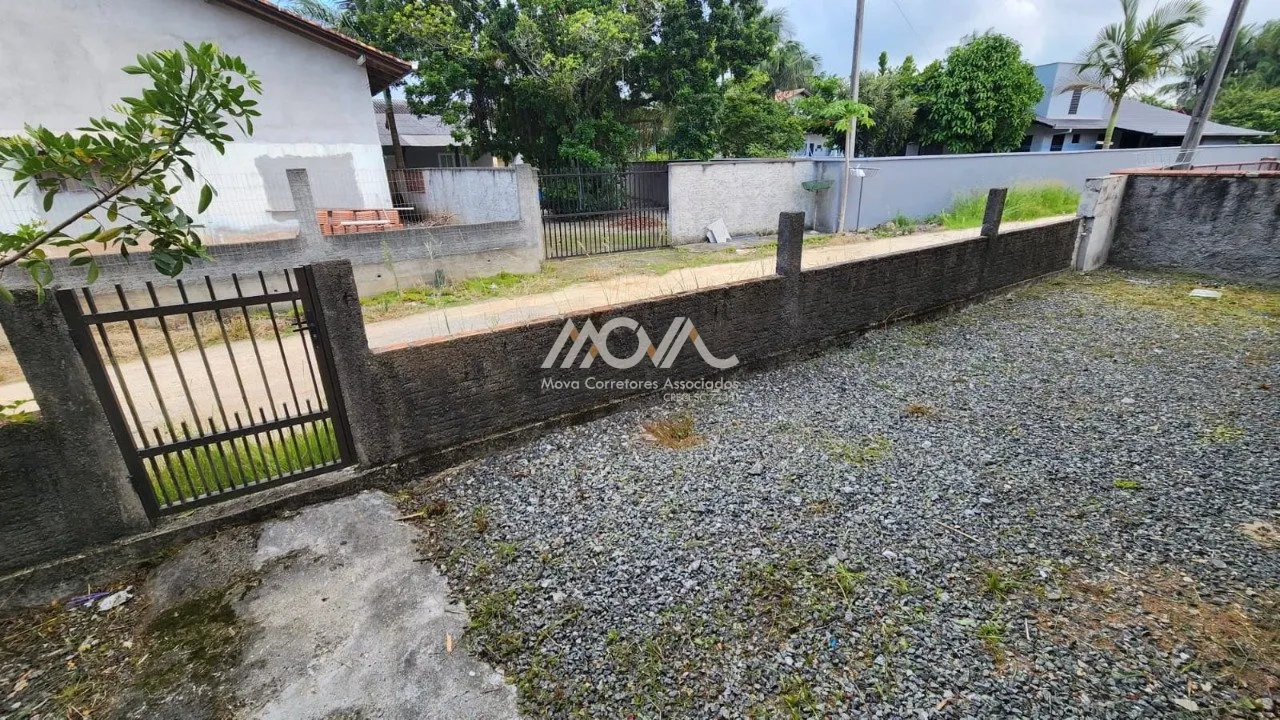 Imagem Casa localizada na Vila da Glória, em terreno de esquina, a aproximadamente 150 metros da praia.

S...