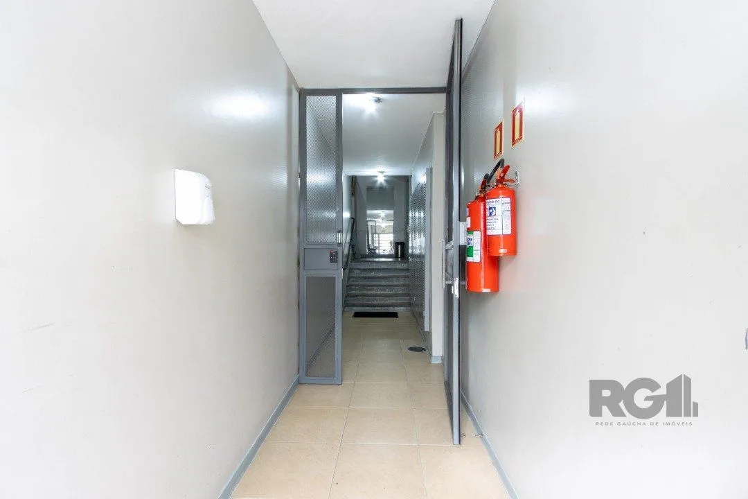 Imagem Apartamento com 70m² de área privativa, possui 3 dormitórios, sala para 2 ambientes, banheiro social, cozinha com móveis planejados e área de serviço.