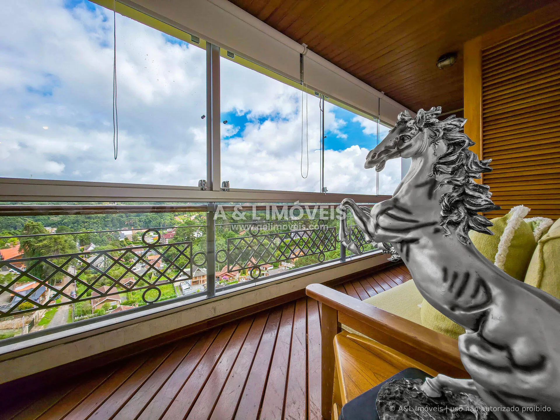 Imagem Duplex em Campos do Jordão | 75 m², 2 Suítes, Lareiras e Varandas com Vista