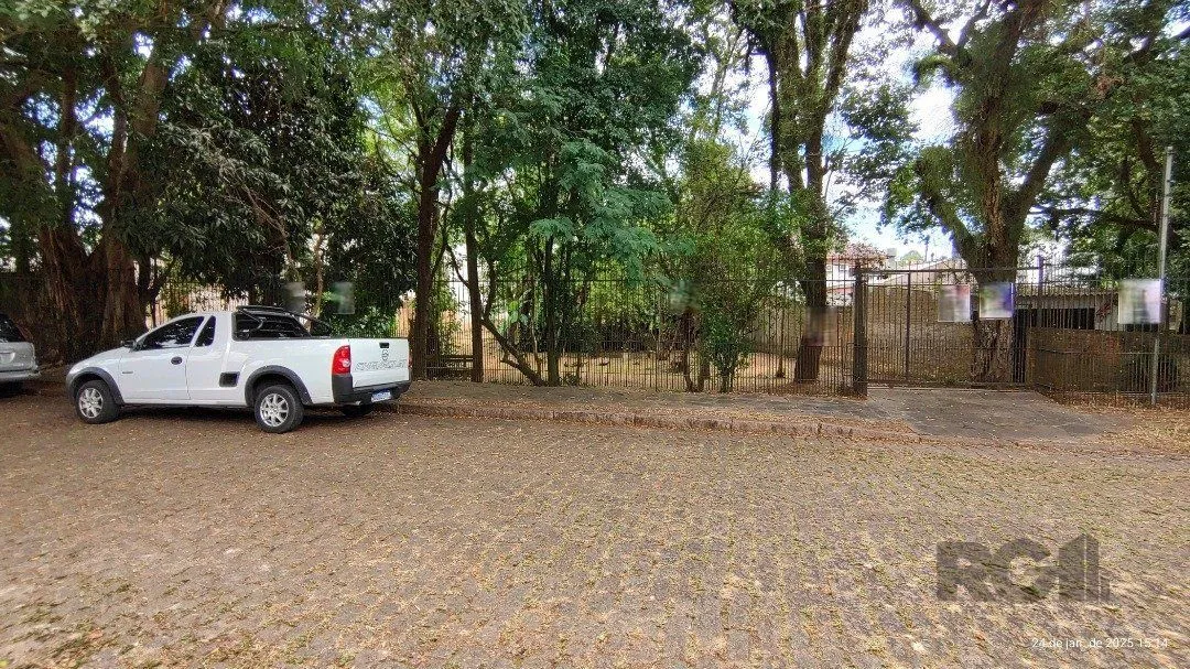 Imagem Terreno plano com 24,90m de frente, localizado no bairro Serraria.