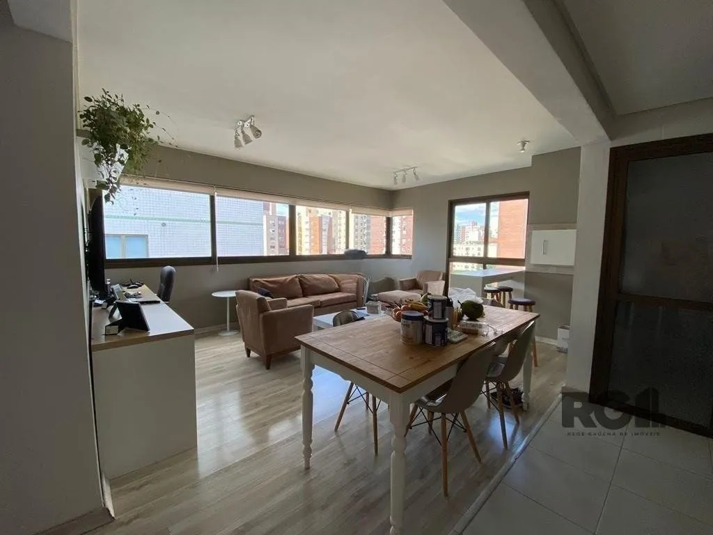 Imagem Apartamento de dois quartos, suíte e duas vagas de garagem no bairro Petrópolis em Porto Alegre.