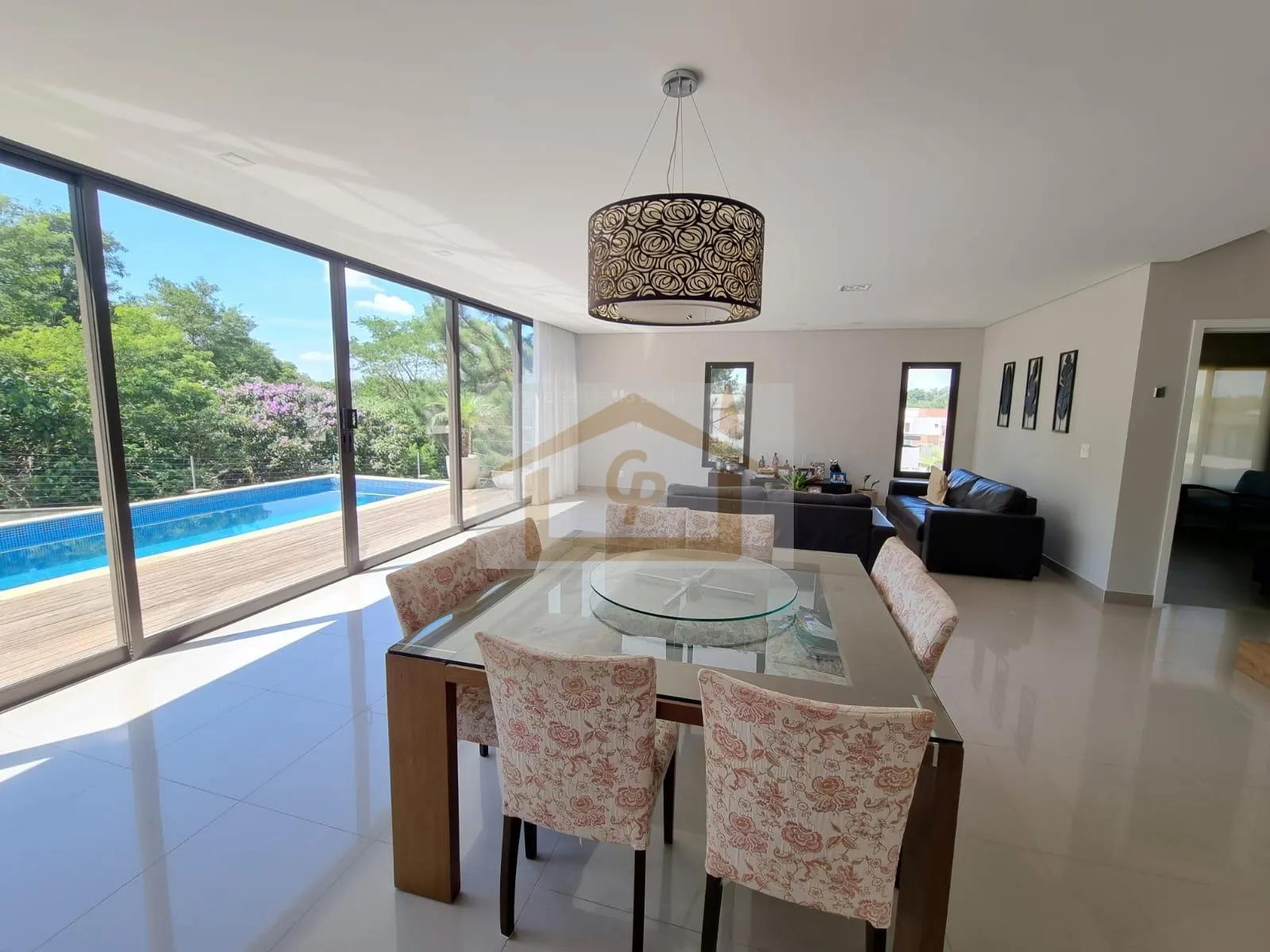 Imagem Casa com 4 quartos sendo 3 suítes, 6 vagas, Segurança e Conforto!!!