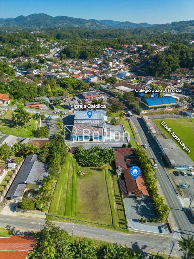 Imagem Com duas casas e 2.500m de terreno, medindo 50x50m, essa propriedade é a escolha certa para quem valoriza espaço e quer um imóvel que proporcione várias possibilidades.