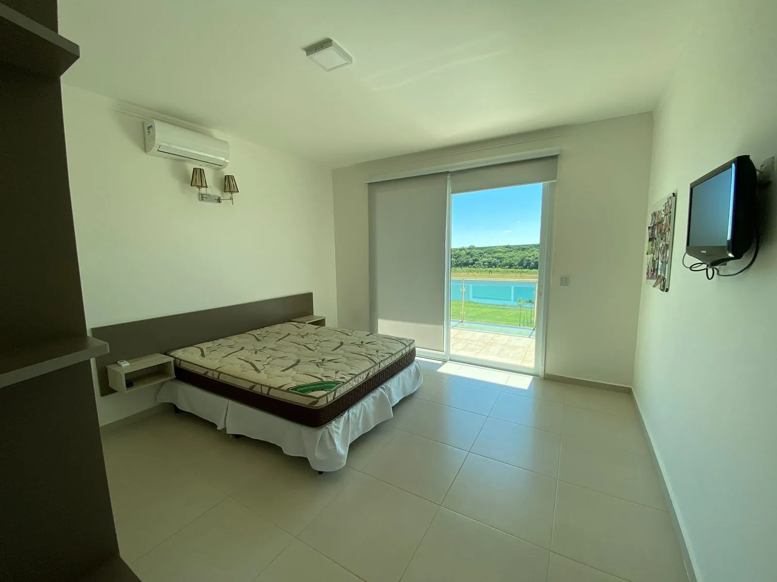 Imagem Sobrado de Alto Padrão no Condominio Resort Riviera de Santa Cristina XIII com 3.000M² de terreno com acesso privativo a represa