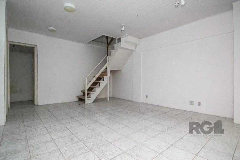 Imagem Loja térrea com mezanino em ponto nobre da Vinte e Quatro de Outubro
