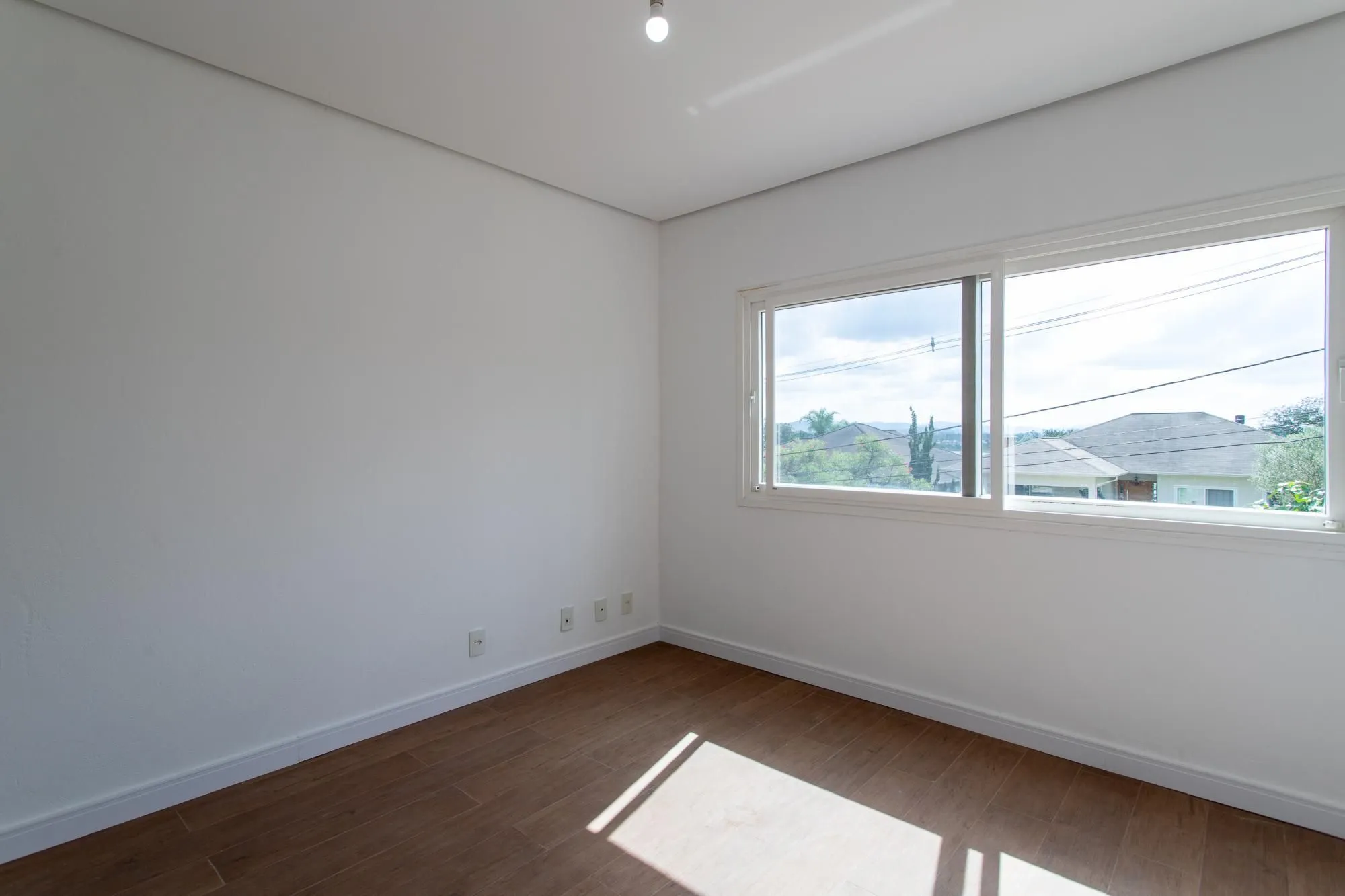 Imagem Casa em condomínio no Terra Ville .Esta casa de alto padrão, dispõe de 4 suítes