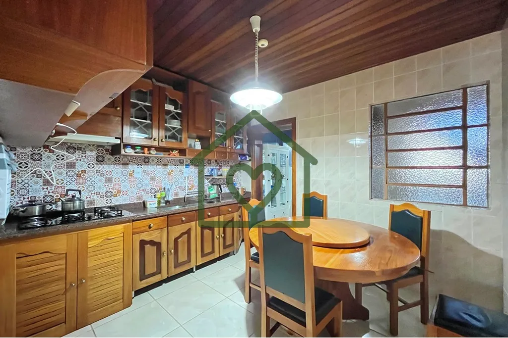 Imagem Casa térrea com dois dormitórios de ótimos tamanhos, sala ampla, cozinha com armários, banheiro ...