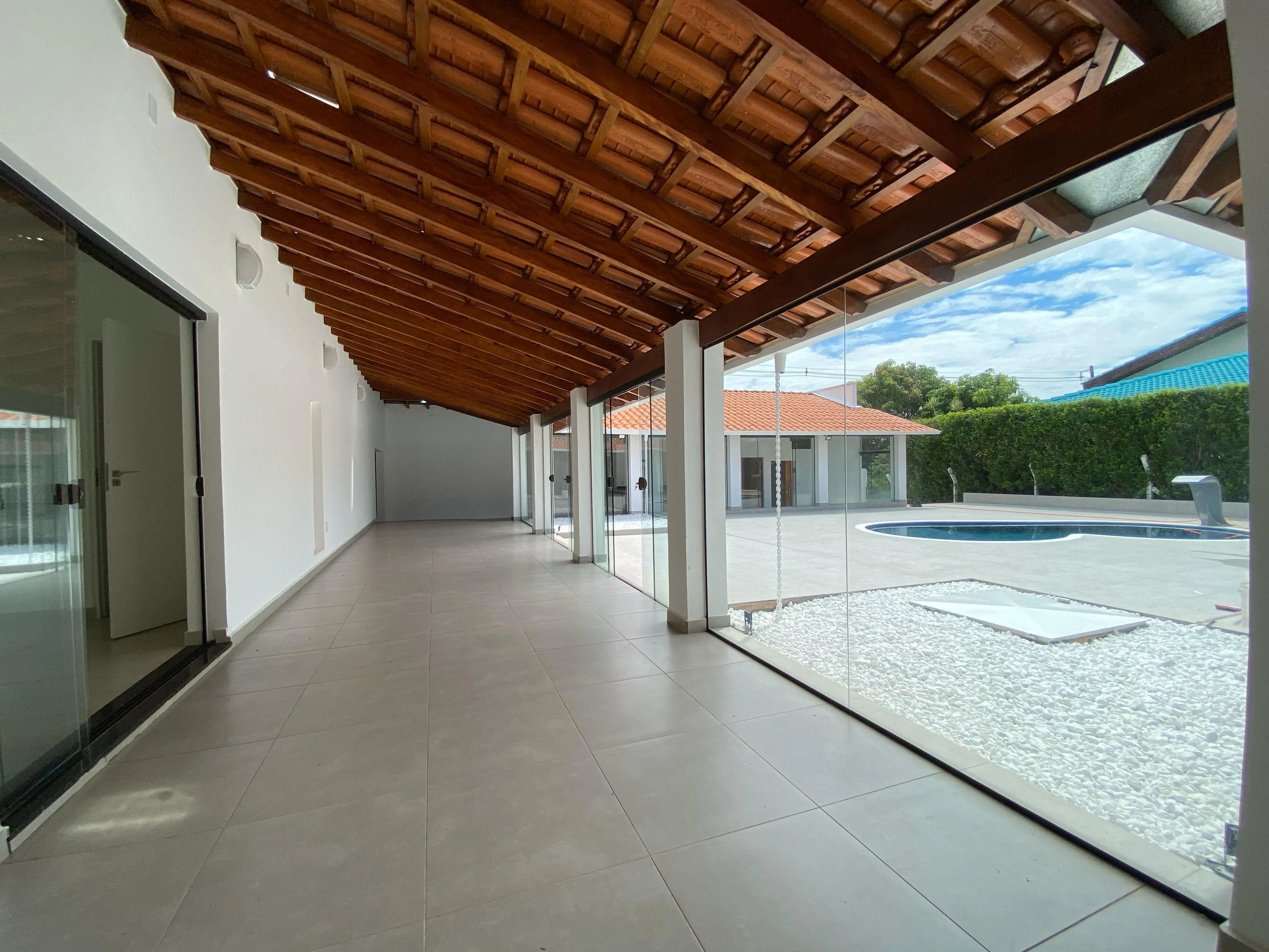 Imagem Casa no Condomínio Portal do Sabiá - 380m² de Área Construída, 3 Suítes e Piscina